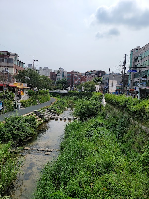 Seongbukcheon Stream Fountain Plaza