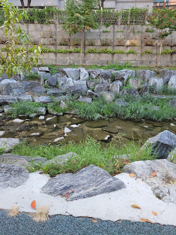 Seongbukcheon Stream Fountain Plaza 3