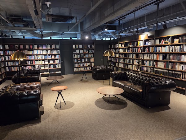 Cafe Comma & Yann Couvreur 1