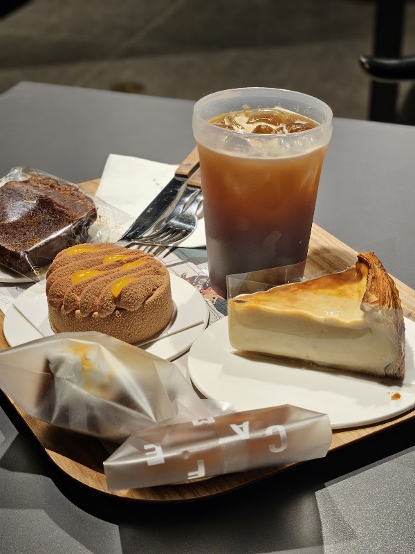 Cafe Comma & Yann Couvreur 5