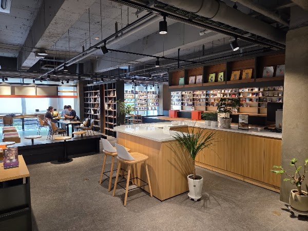 Cafe Comma & Yann Couvreur 3