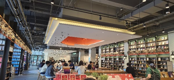 Cafe Comma & Yann Couvreur 2