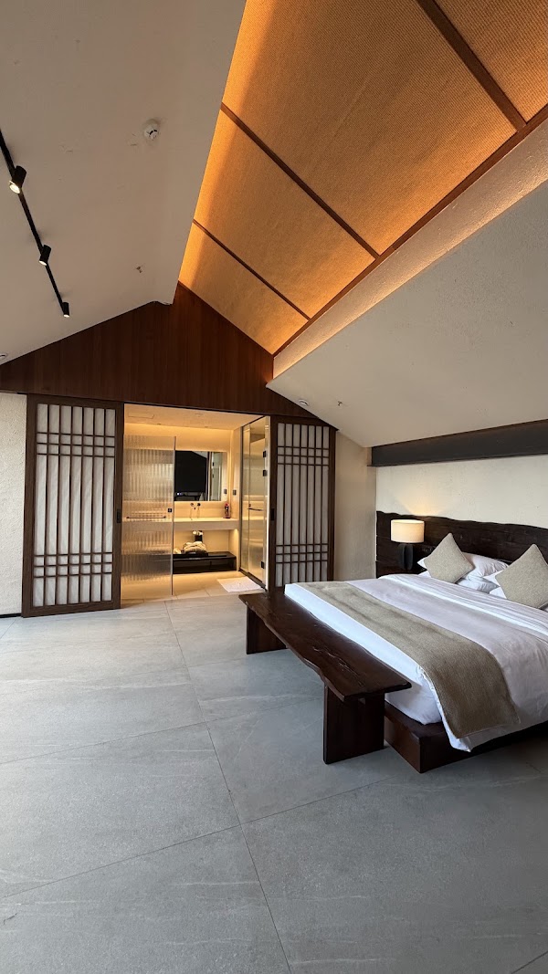 RETURN Courtyard Hotel