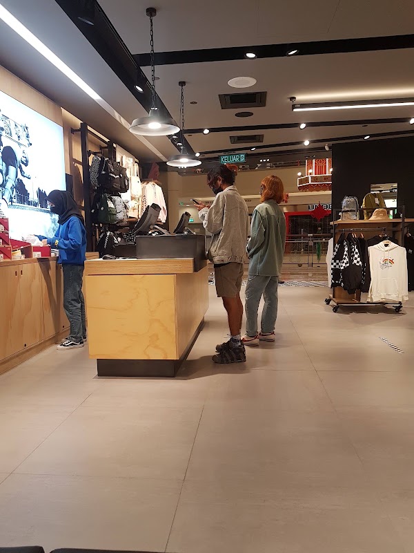 VANS KLCC 4