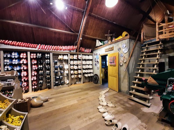 Wooden Shoe Factory Marken - Netherlands Souvenirs.com 3