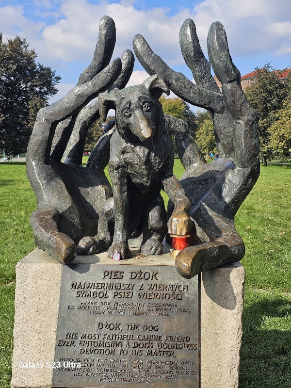 Dżok The Dog monument