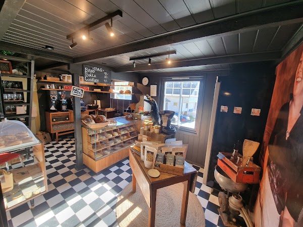 ØVREGÅRD Landhandel og café
