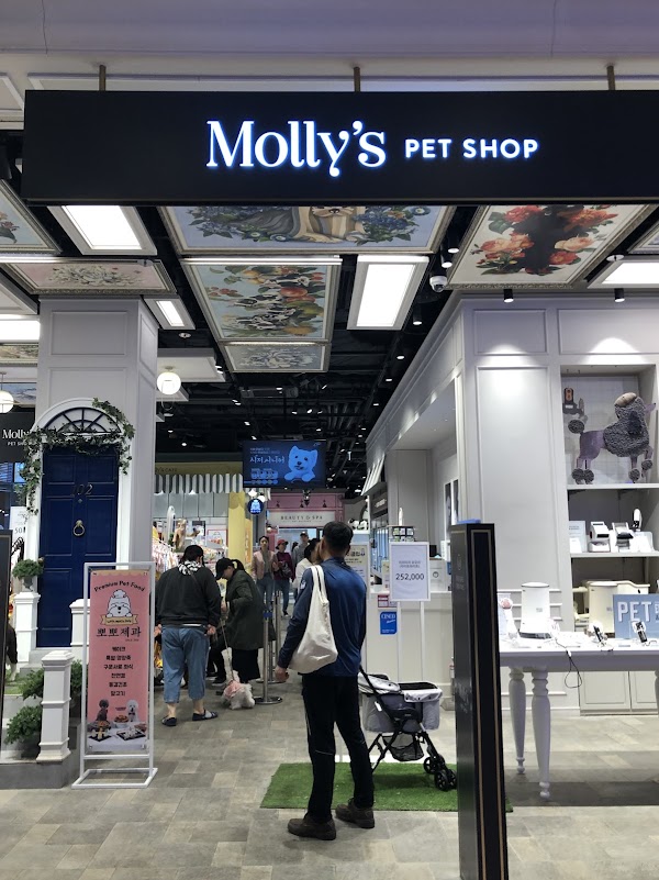 Molly’s Pet Shop
