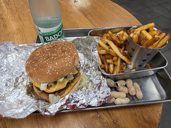 Five Guys Champs-Élysées 4
