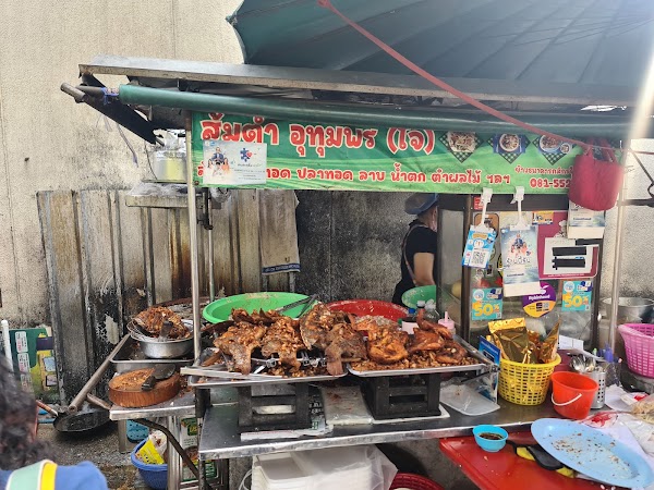 Utumporn Papaya salad and fried chicken&fish garlic 3