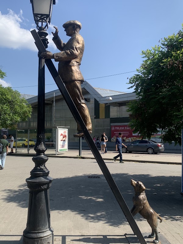 Lámpagyújtó szobra 1