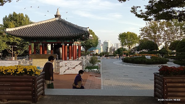 Yongdusan Park 5