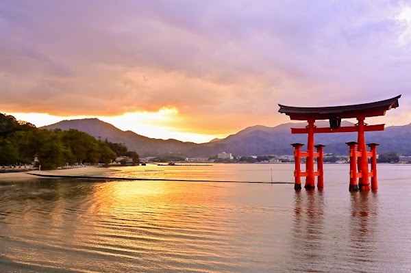 Itsukushima Shrine Otorii Gate 1