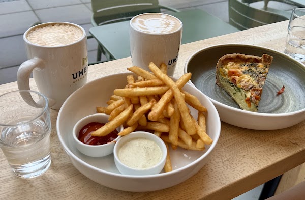 Elysees Cafe & Bakery 4