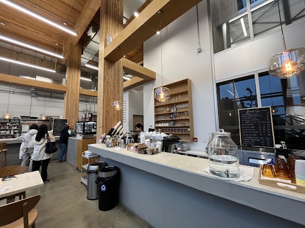 Elysees Cafe & Bakery 3