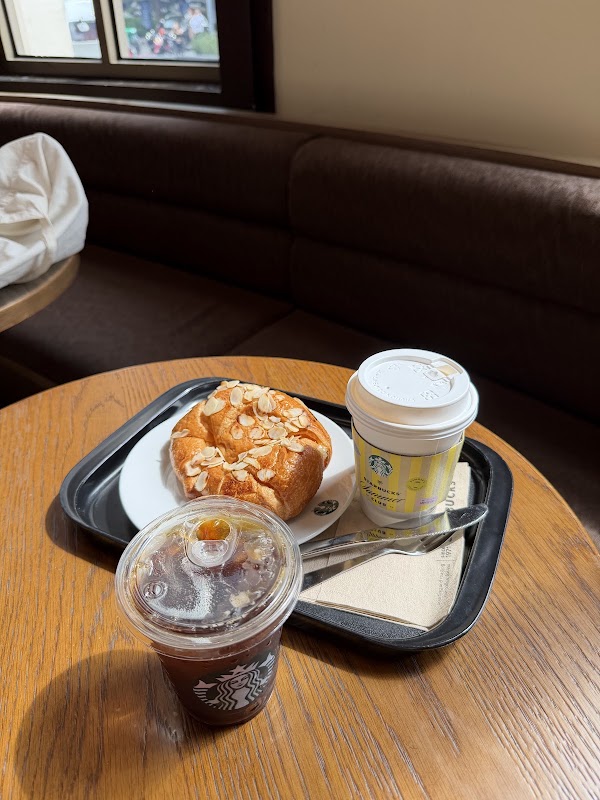 Starbucks at The Davis Sukhumvit 24 4