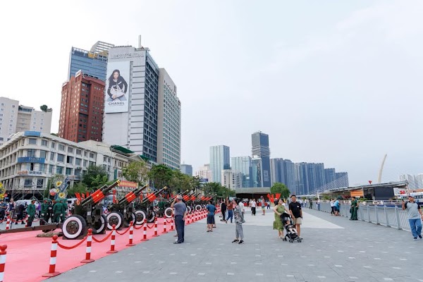 Bach Dang Quay Park 5