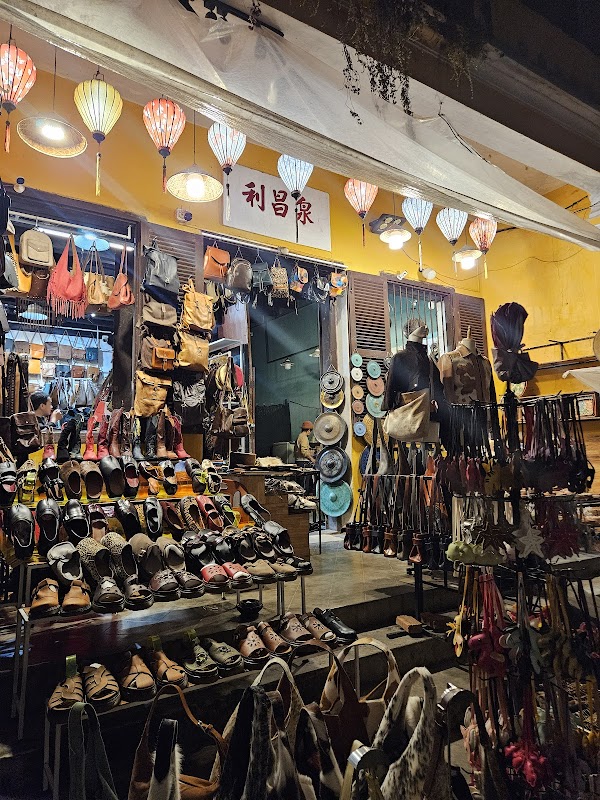 RED BERRIES Leather Store