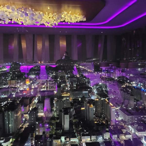 Skyview Lounge 38 3