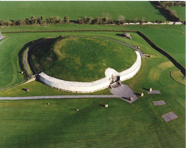 Brú na Bóinne Visitor Centre Newgrange and Knowth