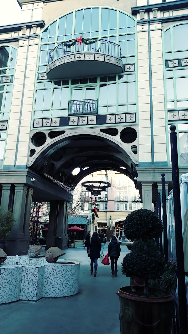 Santana Row 1