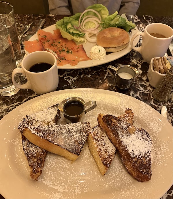 Grand Lux Cafe 3