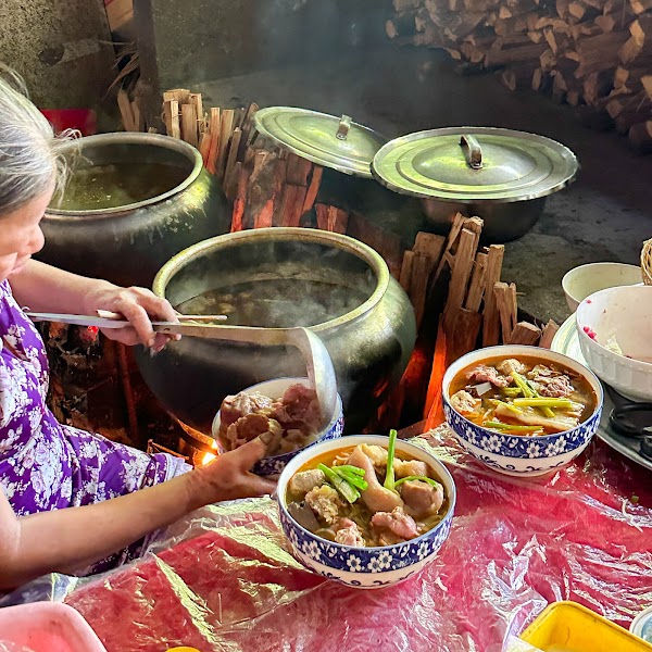 Bún bò bà Bê (Bún Bò Lò Củi) 3