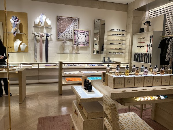 Louis Vuitton New York Saks Fifth Ave 5