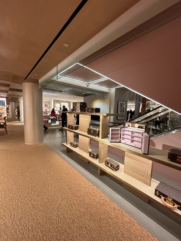 Louis Vuitton New York Saks Fifth Ave 4