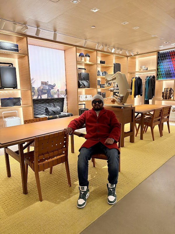 Louis Vuitton New York Saks Fifth Ave 3