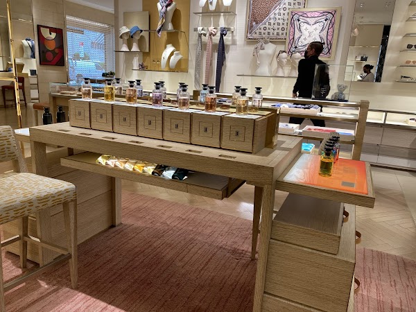 Louis Vuitton New York Saks Fifth Ave 2