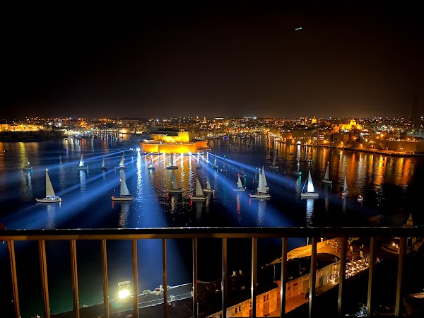 Grand Harbour Hotel
