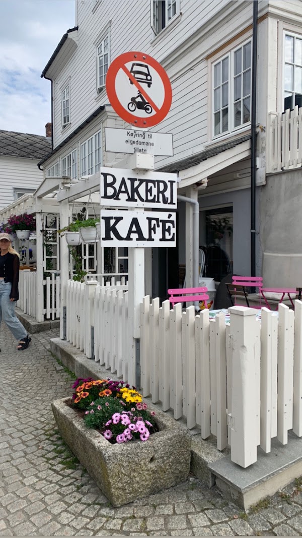 Floy cafe & bakery