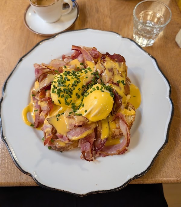 Jolie - Brasserie Cafe 3