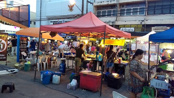 San Kamphaeng Saturday Walking Street 1