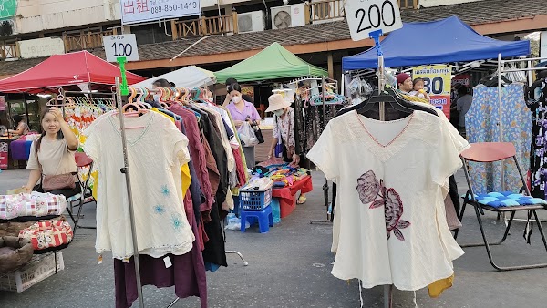 San Kamphaeng Saturday Walking Street 4