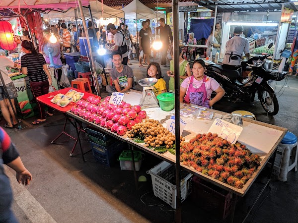 San Kamphaeng Saturday Walking Street 3