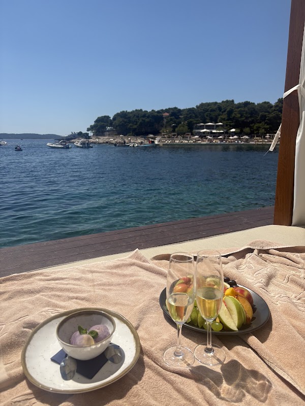 Beach Club Hvar 5