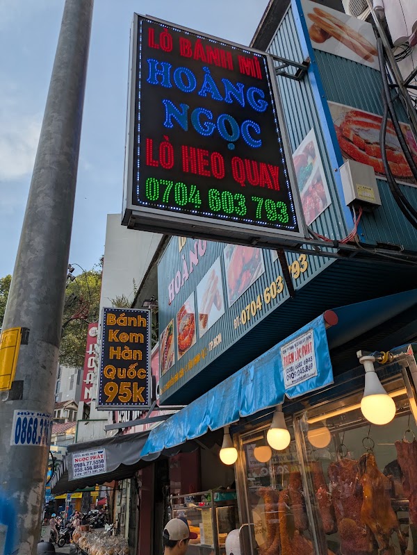 Heo quay Hoàng Ngọc - Lò bánh mì Hoàng Ngọc 1