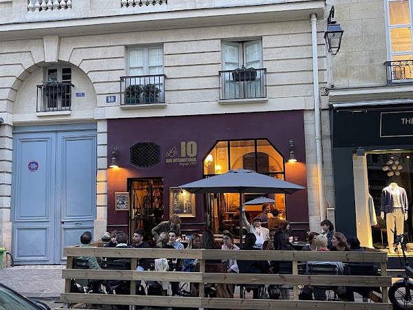 Le 10 Bar International