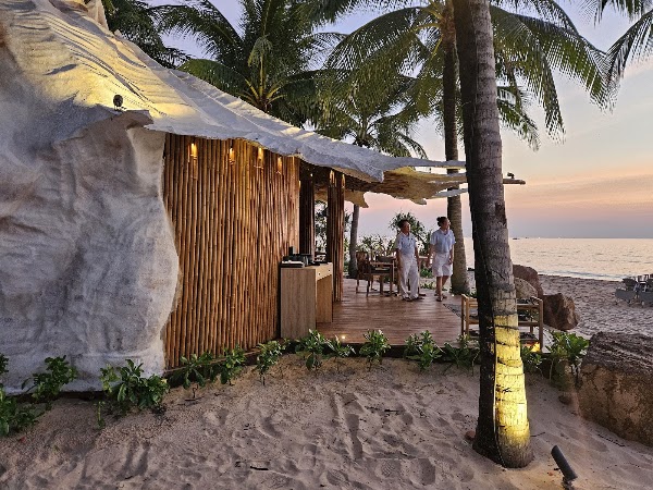Aqua Bar and Lounge 3
