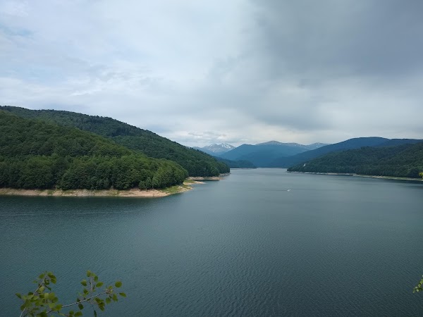 Lake Vidraru 1
