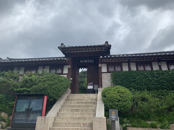 Bukchon Yukgyeong (Photo Spot) 3