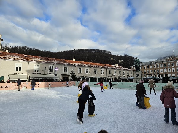 Eislaufplatz Mozartplatz 1