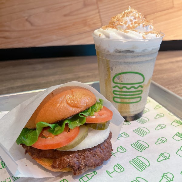 SHAKE SHACK Tokyo International Forum Shop 2