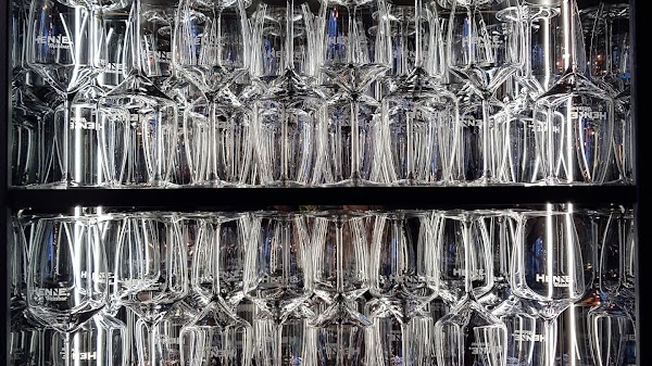 HENNE. Weinbar