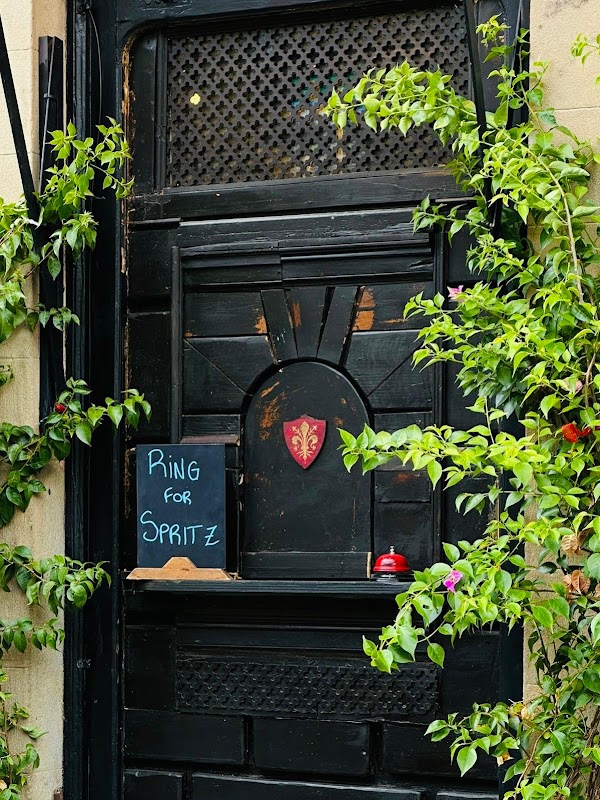 Wine Window Piazza de' Pitti (Buchetta del vino)