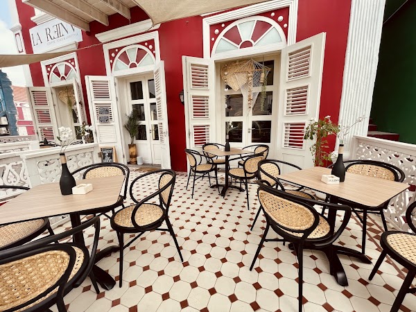 La Reina beach, food, coffee and lifestyle