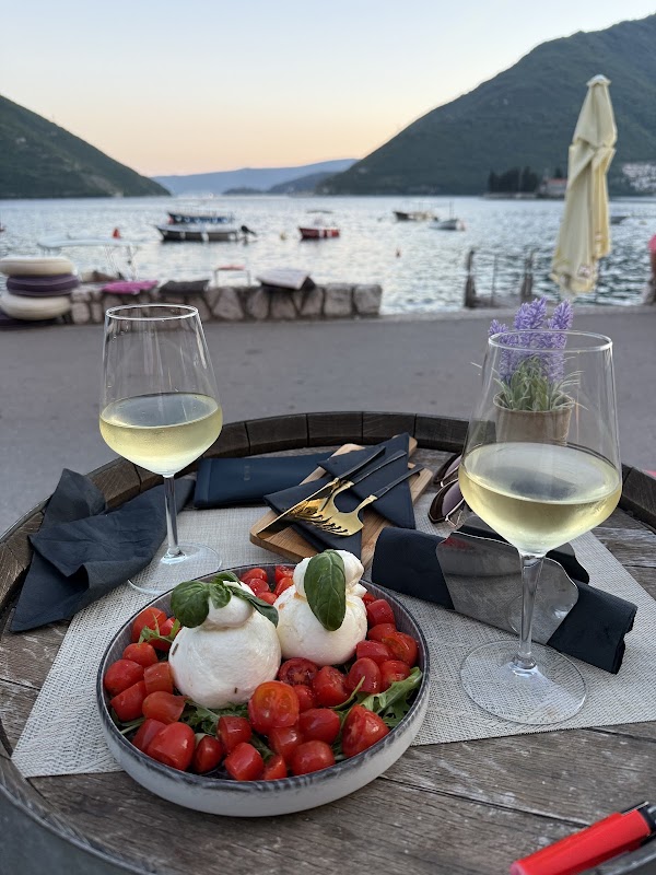 Red & White Wine Bar 5