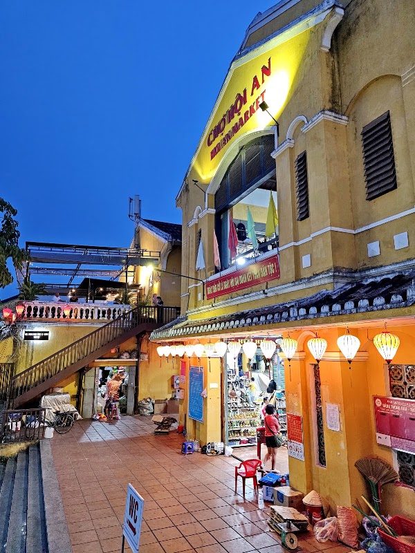 Hoi An Market (Cho Hoi An) - Clothing & Souvineers